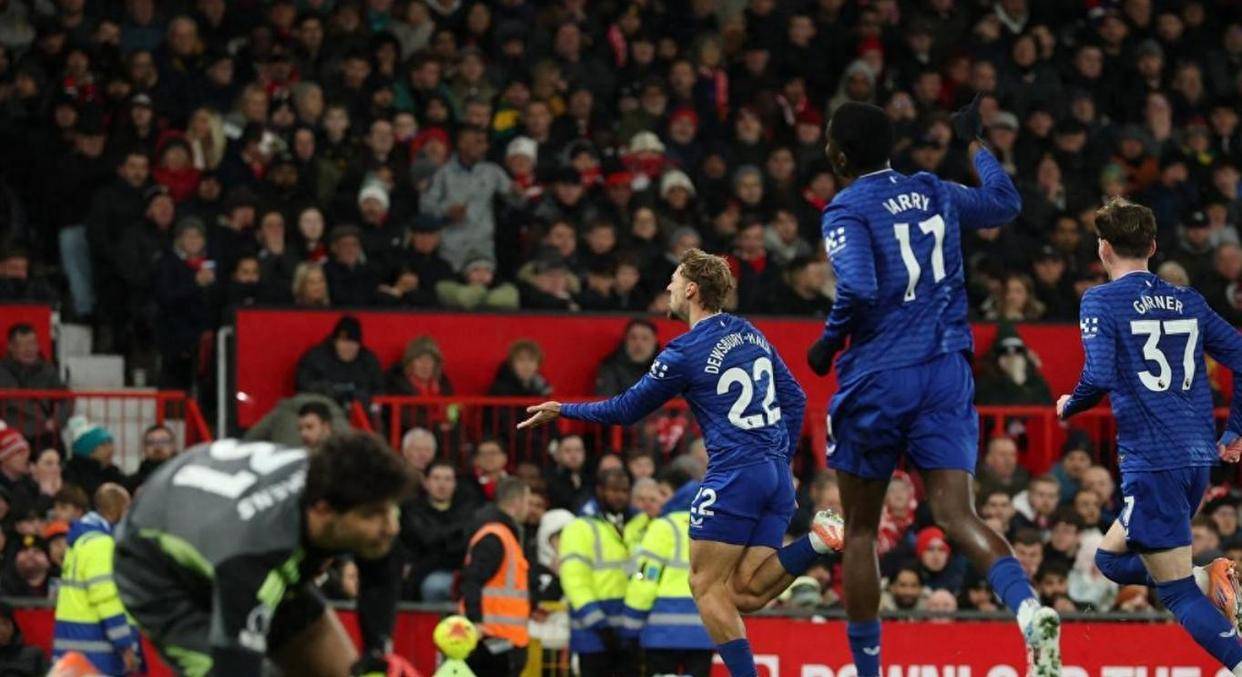 包含华尔夫排名前进艾弗顿全队积极备战的词条